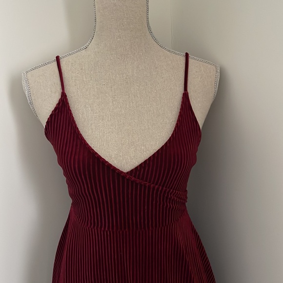Forever 21 Burgundy/Wine Velvet Ribbed Dress Size Small - Picture 3 of 4
